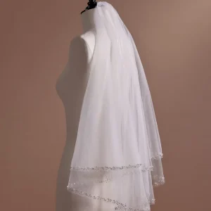 Charming Short Wedding Veil with Delicate Sequin Details and Elegant Lace Trim